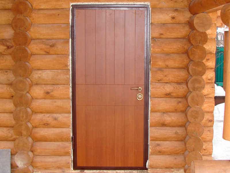 Как правильно установить входную дверь в деревянном доме без перекосов