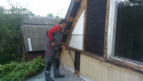 Демонтаж наружной обшивки дачного дома