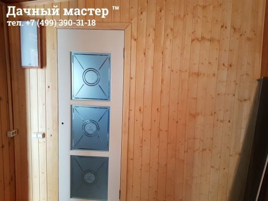Каркасная перегородка отделанная вагонкой и смонтированная входная дверь