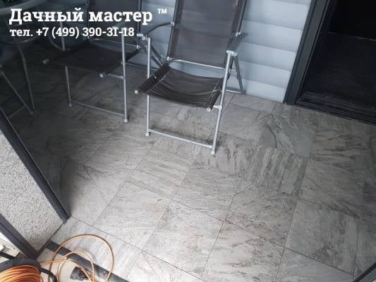 Уложенная плитка на открытой веранде