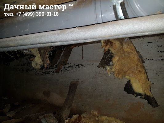 Вывалившийся утеплитель и подшив пола