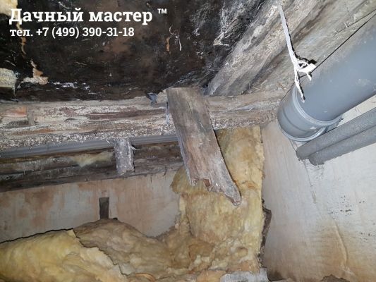 Вывалившийся утеплитель и подшив пола