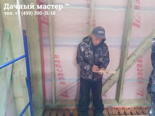 Один из мастеров ООО "Дачный мастер"