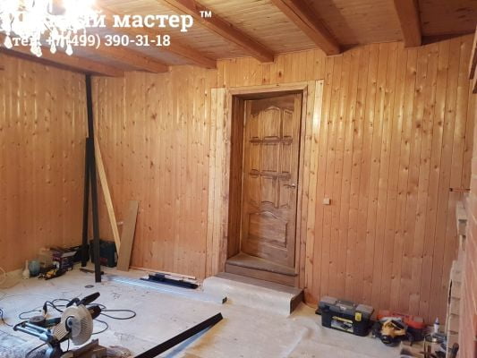Большая комната дома и вход в пристройку