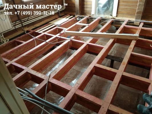 Смонтированные новые двутавровые лаги и промежуточная опора (в середине)