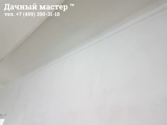 Монтаж потолочного плинтуса по периметру комнат