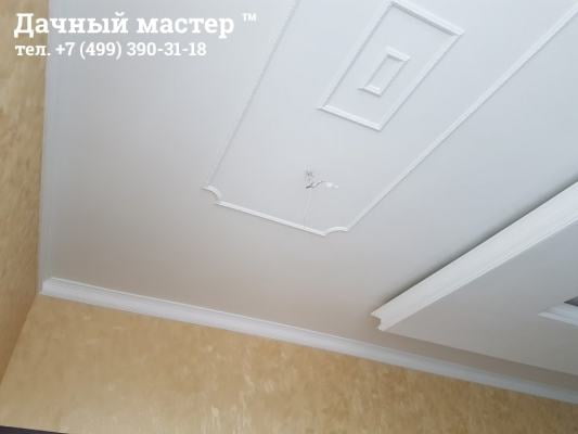 Монтаж декоративных молдингов на потолке