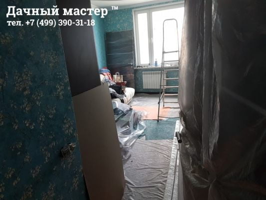 Оклейка стен обоями в маленькой комнате