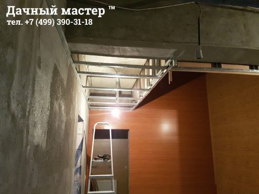 Смонтированные МДФ панели в лестничной шахте