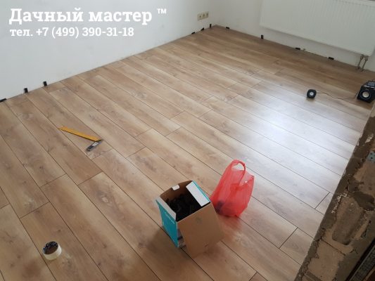 Уложенный ламинат в одной из комнат