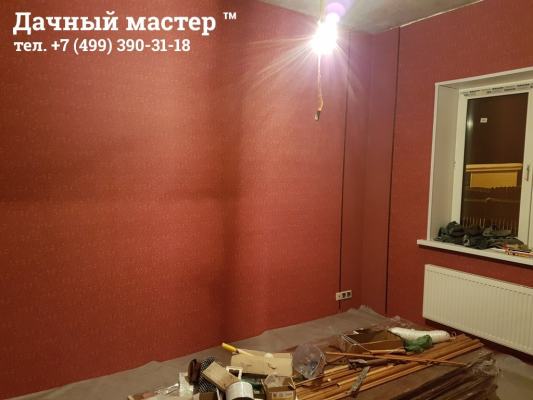 Обои в одной из комнат дома