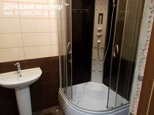 Установленная сантехника в санузле