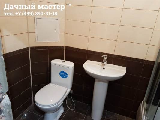 Установленная сантехника в санузле