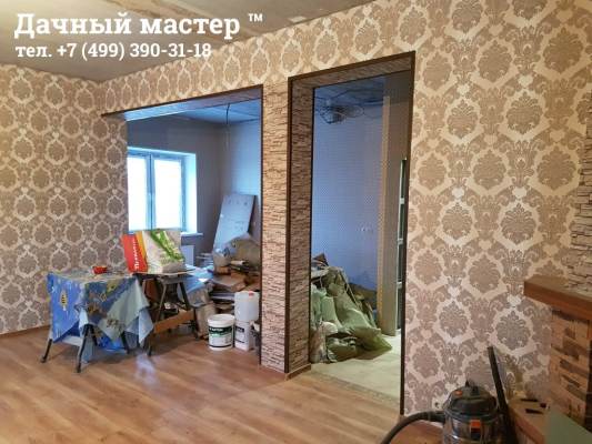 Поклеенные обои в зале и кухне-столовой