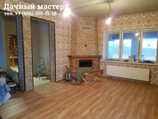 Поклеенные обои в зале