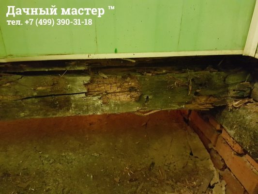 Разрушенный обвязочный брус в основании бани