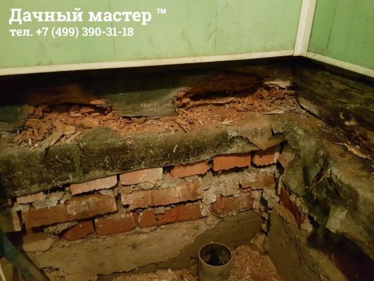 Разрушенный обвязочный брус в основании бани