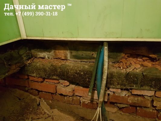 Разрушенный обвязочный брус в основании бани