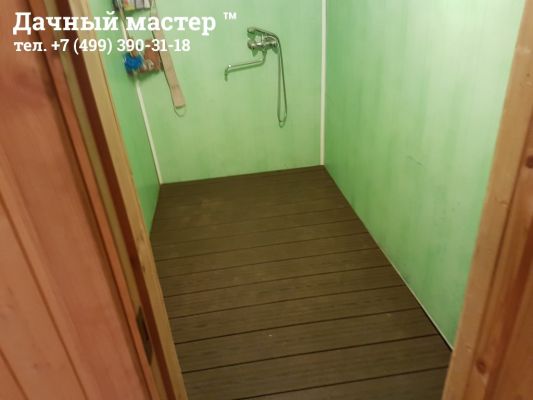 Смонтированный чистовой пол в бане