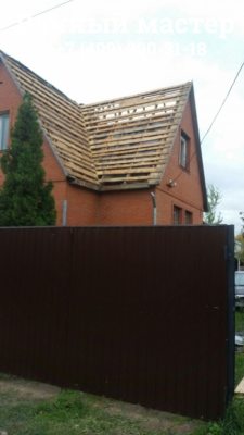 Старая обрешетка под демонтированным шифером